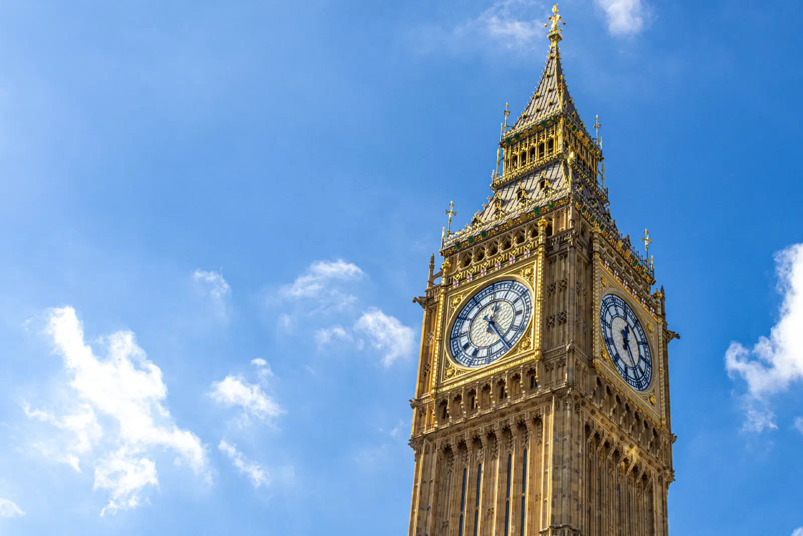 Torre do Big Ben, em Londres, contra o céu azul