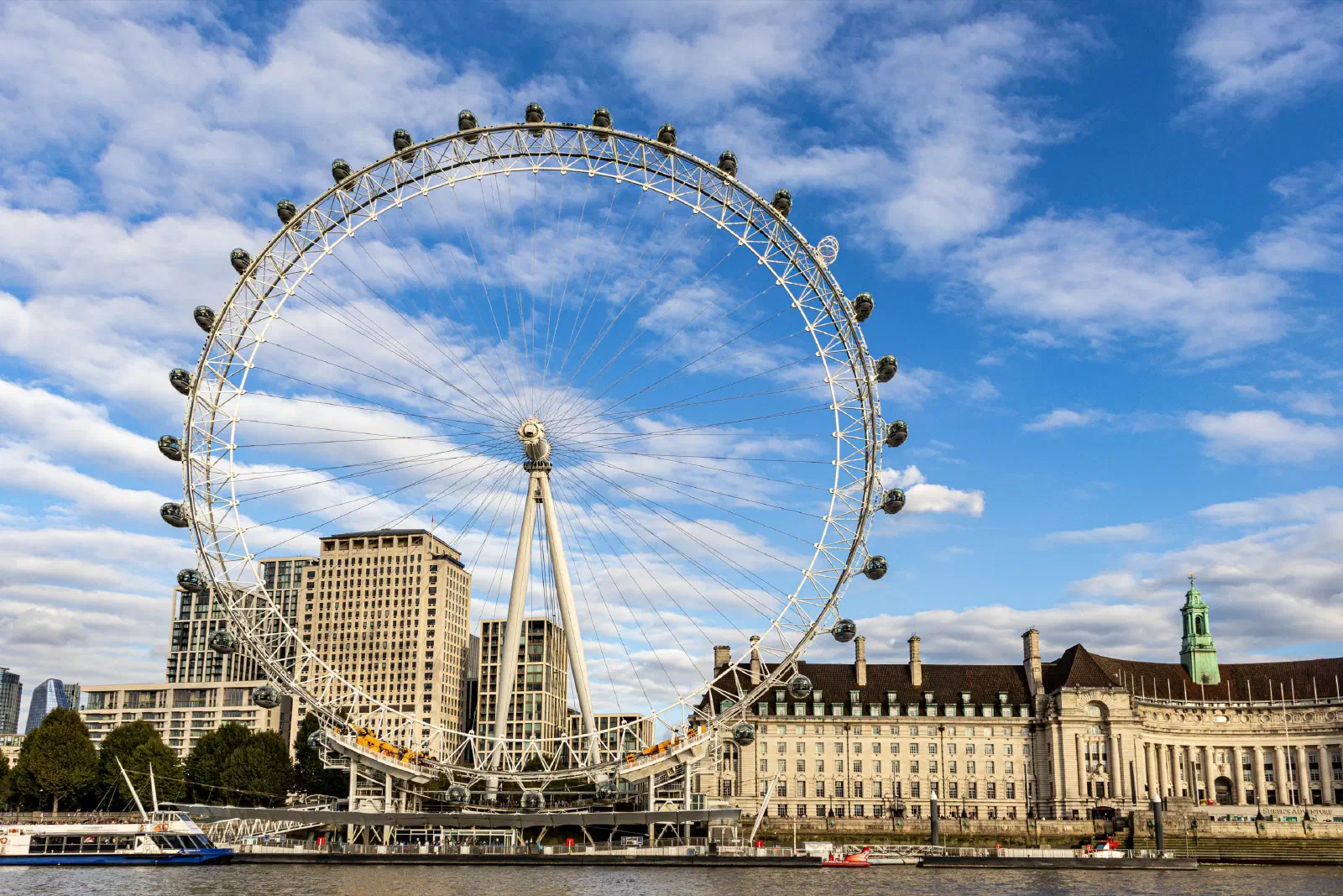 Roda-gigante London Eye às margens do rio Tâmisa